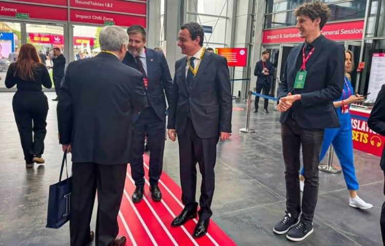 Kurti mori pjesë në konferencën IMPACT 2025, takohet edhe me John Kerryn