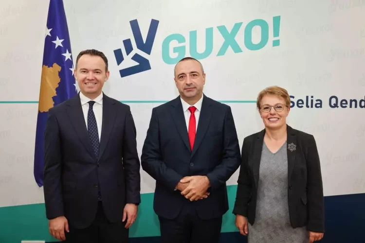 Avokati Gazmend Halilaj i bashkohet Partisë Guxo – Pritet nga Gërvalla dhe Peci
