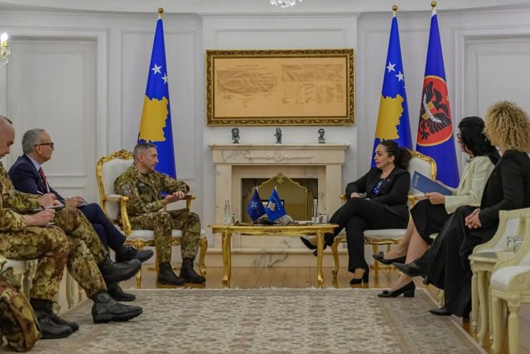 Komandanti i KFOR’it shpreson për zhbllokim të shpejt të ngërçit politik, detaje nga takimi me Osmanin