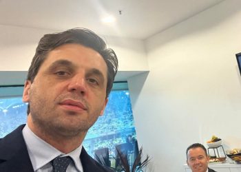 Avokati e shfaq Faton Pecin në rrjetet sociale pas intervistimit nga Prokuroria Speciale