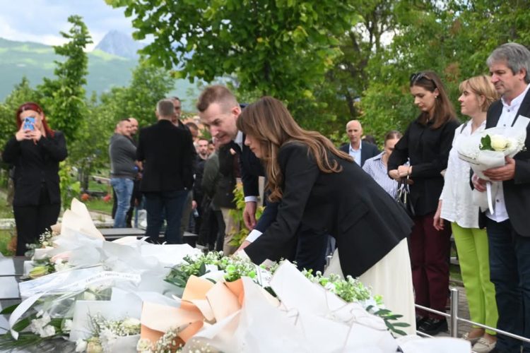 Haxhiu ka bërë homazhe në 26-vjetorin e ma*sakrës së familjes Kastrati