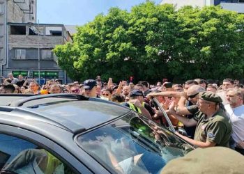 Rifilluan protéstat masive në Serbi – shoferi përplasi veturën tek qytetarët