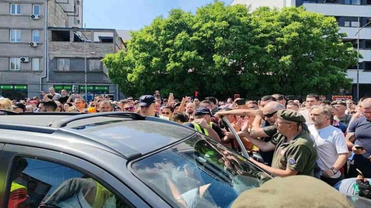 Rifilluan protéstat masive në Serbi – shoferi përplasi veturën tek qytetarët
