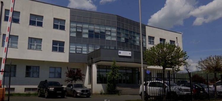 Krimi në stacion policor, vodhi revole të policit në jug, u kap në veri (VIDEO)