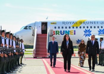 Presidentja Osmani arrin në Brunei – pamje nga pritja shtetërore ushtarake në aeroport
