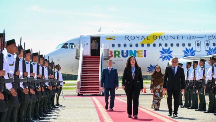 Presidentja Osmani arrin në Brunei – pamje nga pritja shtetërore ushtarake në aeroport