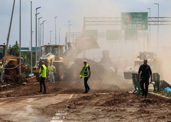 Raketa e lëshuar nga Huthi bie pranë aeroportit kryesor të Izraelit
