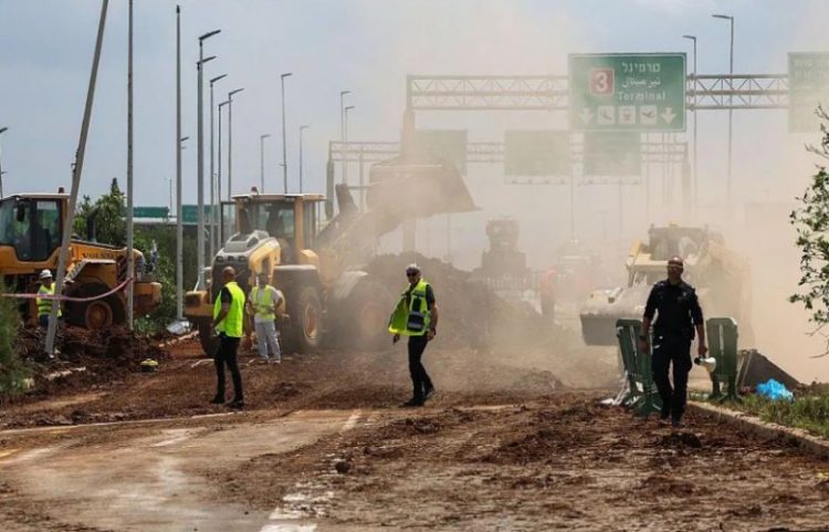 Raketa e lëshuar nga Huthi bie pranë aeroportit kryesor të Izraelit