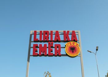 Dëmtohet rëndë ‘Liria ka emër’ tek kampusi universitar në Prishtinë (FOTO)