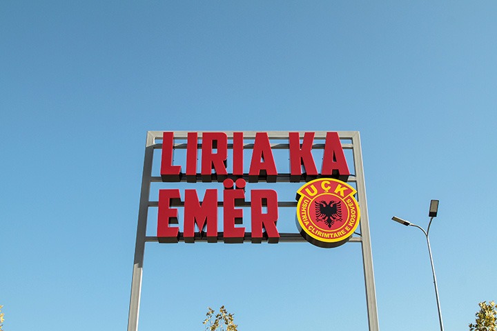 Dëmtohet rëndë ‘Liria ka emër’ tek kampusi universitar në Prishtinë (FOTO)