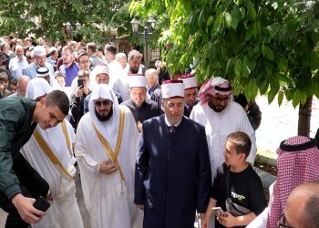 Imami i Qabesë fal namazin në Xhaminë e Madhe në Prishtinë