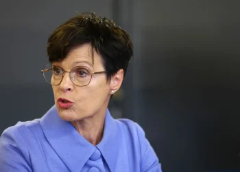 Kos: Ka ardhur koha për të filluar heqjen graduale të sanksioneve ndaj Kosovës