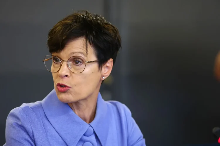 Kos: Ka ardhur koha për të filluar heqjen graduale të sanksioneve ndaj Kosovës