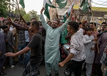Qetësi në kufi: Civilët gëzohen pas armëpushimit mes Indisë dhe Pakistanit