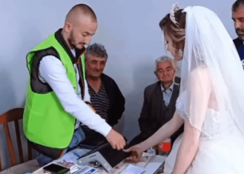 “Po”-ja për njëri-tjetrin dhe për Shqipërinë – nusja dhe dhëndri votojnë në ditën e tyre të dasmës (Video)