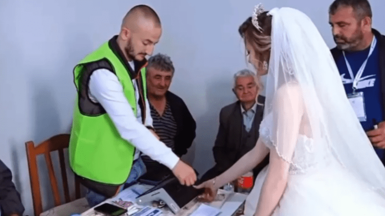 “Po”-ja për njëri-tjetrin dhe për Shqipërinë – nusja dhe dhëndri votojnë në ditën e tyre të dasmës (Video)