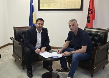 Mamusha nënshkruan marrëveshje prej 400 mijë eurosh me MMPHI-në për asfaltimin e rrugëve