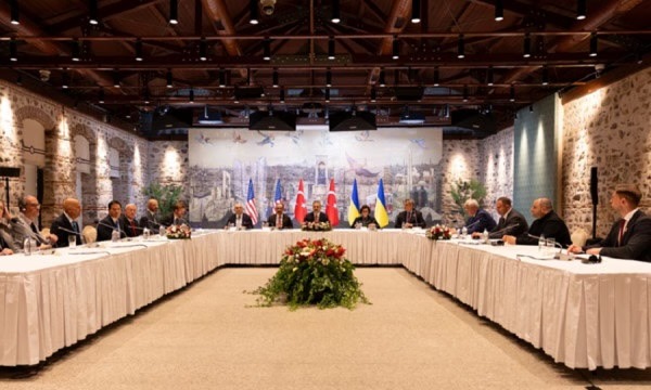 Fillon në Stamboll takimi trepalësh Turqi-SHBA-Ukrainë