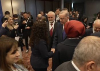 Osmani shtrëngon duart me Erdoganin