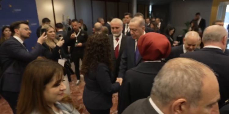 Osmani shtrëngon duart me Erdoganin