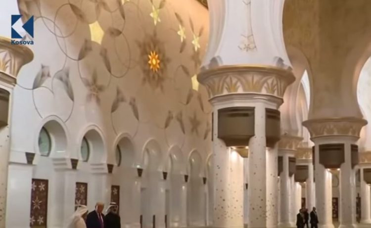 Vizita në EBA – Trump mahnitet me xhaminë që u mbyll për të (VIDEO)
