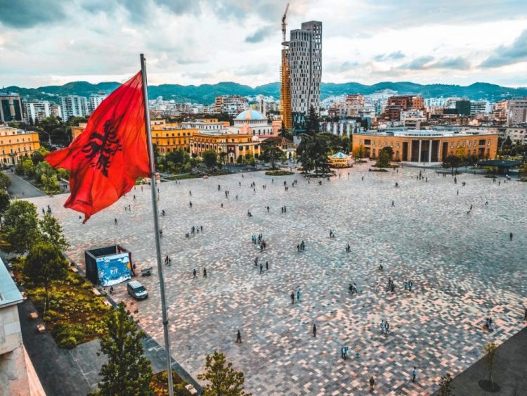 Në Tiranë paguhet edhe shërbimi i tavolinës prej 5%