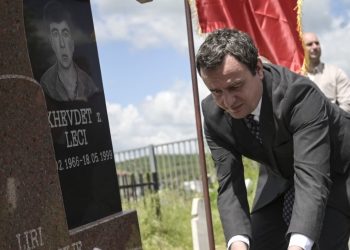 Kurti nderon me homazhe veprimtarin Xhevdet Leci në 26-vjetorin e rënies