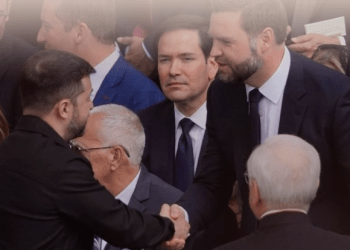 Zelensky dhe JD Vance i zgjasin duart njëri-tjetrit në Vatikan