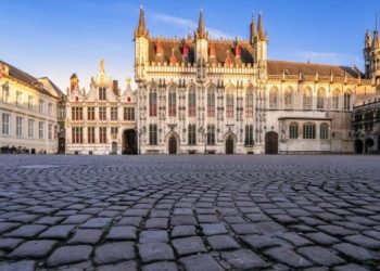 E pazakontë, qyteti evropian u kërkon turistëve të ndalojnë vjedhjen e kalldrëmeve nga rrugët historike