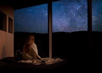“Larja në yje”, praktika më e re natyrale për të luftuar ankthin dhe stresin