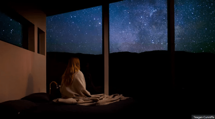 “Larja në yje”, praktika më e re natyrale për të luftuar ankthin dhe stresin