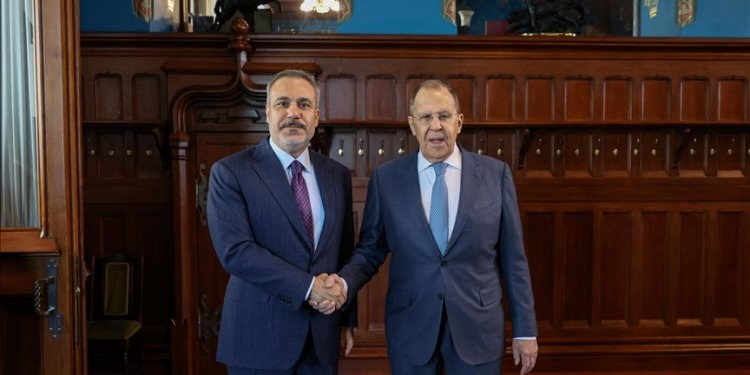 Takimi Lavrov-Fidan: Stambolli si vendi për vazhdimin e bisedimeve Rusi-Ukrainë