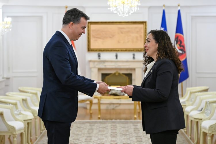 Osmani pranoi letrat kredenciale nga ambasadori i ri i Hungarisë në Kosovë