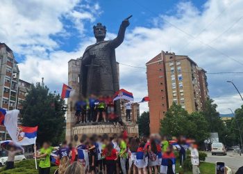 Maturantët në veri të Mitrovicës festojnë me flamuj dhe këngë nacionaliste, Elshani: Situata është e qetë