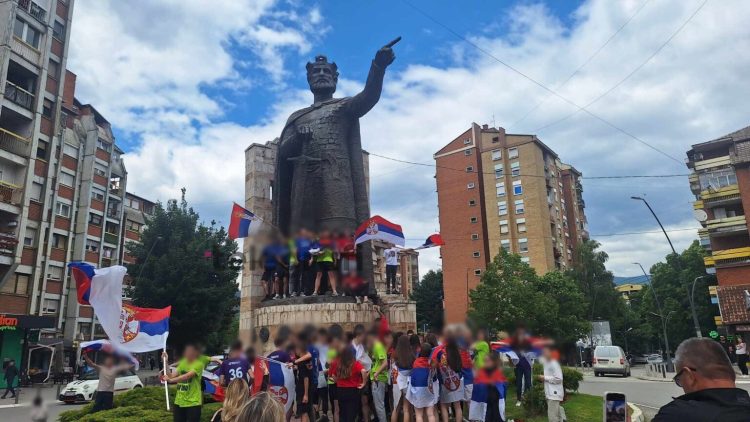 Maturantët në veri të Mitrovicës festojnë me flamuj dhe këngë nacionaliste, Elshani: Situata është e qetë