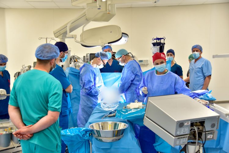 Mjekët turq me mision humanitar për operimin e 12 fëmijëve me probleme në zemër