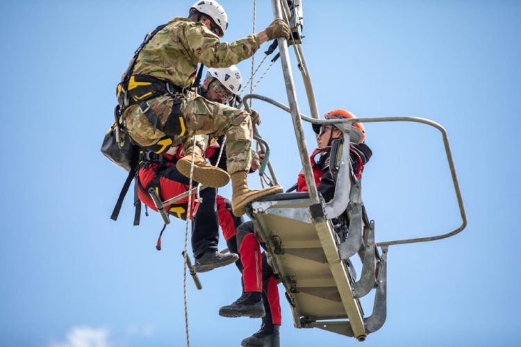 Ushtarët amerikanë të KFOR-it trajnohen me anëtarët e Shërbimit të Kërkim-Shpëtimit për menaxhim të emergjencave