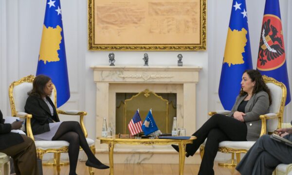 Presidentja Osmani takohet me Prattipatin, temë diskutimi edhe formimi i institucioneve të reja