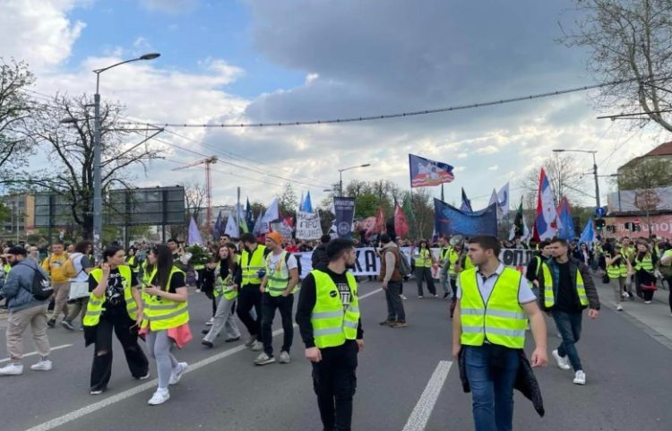 Studentët në Serbi tani kërkojnë shpërndarjen e Kuvendit
