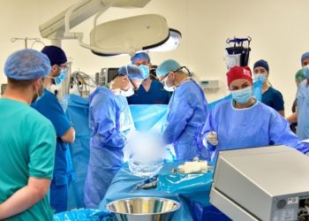 Intervenimi i mjekëve kosovarë dhe atyre nga Turqia i japin shansin për jetë normale një fëmije