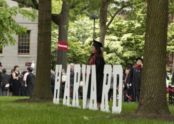 Studentët e Harvardit shpalosin mesazhe propalestineze gjatë ceremonisë së diplomimit