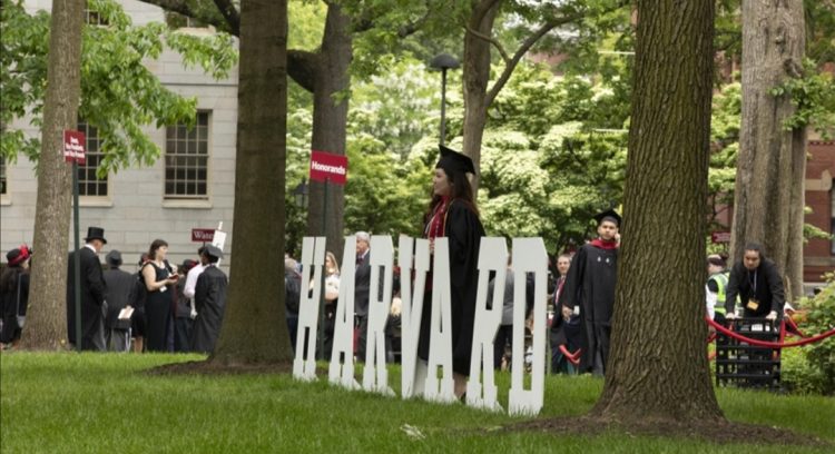 Studentët e Harvardit shpalosin mesazhe propalestineze gjatë ceremonisë së diplomimit