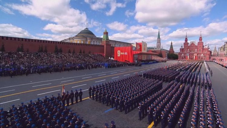 Ushtria ruse pushton Sheshin e Kuq, Putin shënon ditën e fitores krah Jinping, Vuçiq e Fico