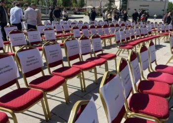 Aksion simbolik i shoqërisë civile në prag të vazhdimit të seancës