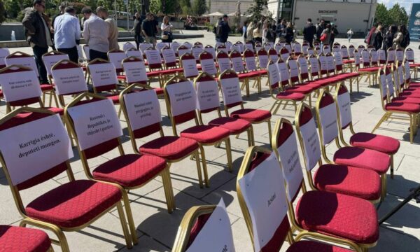 Aksion simbolik i shoqërisë civile në prag të vazhdimit të seancës