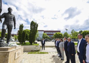 Kurti bëri homazhe në 36-vjetorin e rë*nies së heroit Ali Ajeti