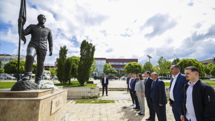 Kurti bëri homazhe në 36-vjetorin e rë*nies së heroit Ali Ajeti