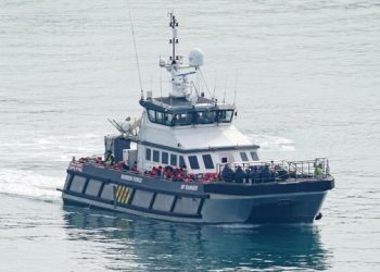 Fundoset anija me emigrantë në Angli, ndërron jetë një person, shpëtohen 60 të tjerë