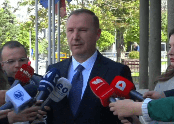 Kurti iu kërkoi ta sfidojnë nëse i ka votat për qeverinë, Zemaj: Nëse i ka 61 vota, pse s’po e zgjedh kryetaren?