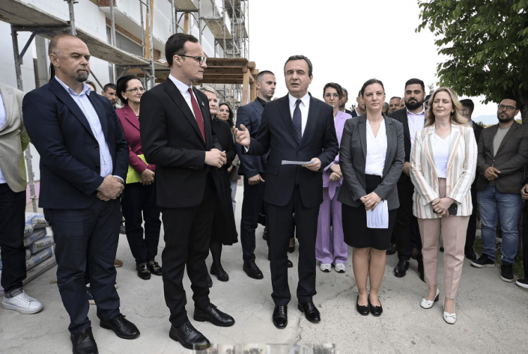 Kryeministri Kurti viziton banesat sociale që po renovohen përmes masave të efiçiencës së energjisë në Gjilan